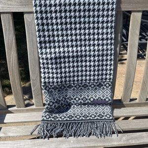 David & Young Houndstooth shawl/scarf